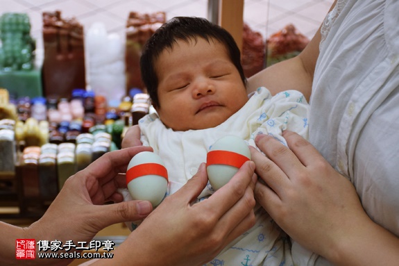 剃胎毛、滿月剃頭、嬰兒剃頭、嬰兒理髮、嬰兒剃髮、嬰兒剃胎毛、嬰兒滿月剃頭、寶寶剃頭、剃胎毛儀式、剃胎毛吉祥話、滿月剃頭儀式、滿月剃頭吉祥話、寶寶剃胎毛、寶寶滿月剃頭理髮、新北永和區剃胎毛、新北永和區滿月剃頭、新北永和區嬰兒剃頭剃胎毛、新北永和區嬰兒理髮、新北永和區嬰兒剃髮、楊寶寶(新北永和區嬰兒寶寶滿月剃頭理髮、免費嬰兒剃胎毛儀式吉祥話)。中國風會場，爸媽寶貝免費穿「日中韓」古裝禮服。專業拍照、DVD光碟、證書。★購買「臍帶章、肚臍章、胎毛筆刷印章」贈送：剃頭、收涎、抓周，三選一。2016.10.05 照片4