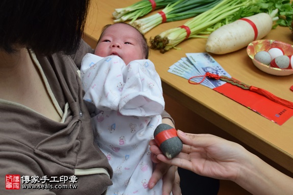 剃胎毛、滿月剃頭、嬰兒剃頭、嬰兒理髮、嬰兒剃髮、嬰兒剃胎毛、嬰兒滿月剃頭、寶寶剃頭、剃胎毛儀式、剃胎毛吉祥話、滿月剃頭儀式、滿月剃頭吉祥話、寶寶剃胎毛、寶寶滿月剃頭理髮、台中北區剃胎毛、台中北區滿月剃頭、台中北區嬰兒剃頭剃胎毛、台中北區嬰兒理髮、台中北區嬰兒剃髮、葉寶寶(台中北區嬰兒寶寶滿月剃頭理髮、免費嬰兒剃胎毛儀式吉祥話)。中國風會場，爸媽寶貝免費穿「日中韓」古裝禮服。專業拍照、DVD光碟、證書。★購買「臍帶章、肚臍章、胎毛筆刷印章」贈送：剃頭、收涎、抓周，三選一。2016.10.27 照片5