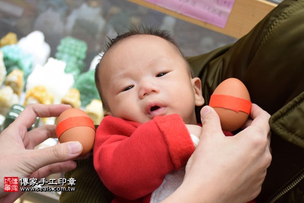 剃胎毛、滿月剃頭、嬰兒剃頭、嬰兒理髮、嬰兒剃髮、嬰兒剃胎毛、嬰兒滿月剃頭、寶寶剃頭、剃胎毛儀式、剃胎毛吉祥話、滿月剃頭儀式、滿月剃頭吉祥話、寶寶剃胎毛、寶寶滿月剃頭理髮、新北永和區剃胎毛、新北永和區滿月剃頭、新北永和區嬰兒剃頭剃胎毛、新北永和區嬰兒理髮、新北永和區嬰兒剃髮、石寶寶(新北永和區嬰兒寶寶滿月剃頭理髮、免費嬰兒剃胎毛儀式吉祥話)。中國風會場，爸媽寶貝免費穿「日中韓」古裝禮服。專業拍照、DVD光碟、證書。★購買「臍帶章、肚臍章、胎毛筆刷印章」贈送：剃頭、收涎、抓周，三選一。2017.01.21 照片3