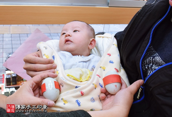 剃胎毛、滿月剃頭、嬰兒剃頭、嬰兒理髮、嬰兒剃髮、嬰兒剃胎毛、嬰兒滿月剃頭、寶寶剃頭、剃胎毛儀式、剃胎毛吉祥話、滿月剃頭儀式、滿月剃頭吉祥話、寶寶剃胎毛、寶寶滿月剃頭理髮、新竹香山區剃胎毛、新竹香山區滿月剃頭、新竹香山區嬰兒剃頭剃胎毛、新竹香山區嬰兒理髮、新竹香山區嬰兒剃髮、陳寶寶(新竹香山區嬰兒寶寶滿月剃頭理髮、免費嬰兒剃胎毛儀式吉祥話)。中國風會場，爸媽寶貝免費穿「日中韓」古裝禮服。專業拍照、DVD光碟、證書。★購買「臍帶章、肚臍章、胎毛筆刷印章」贈送：剃頭、收涎、抓周，三選一。2016.03.26  照片5