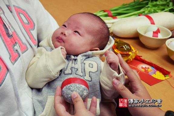 剃胎毛、滿月剃頭、嬰兒剃頭、嬰兒理髮、嬰兒剃髮、嬰兒剃胎毛、嬰兒滿月剃頭、寶寶剃頭、剃胎毛儀式、剃胎毛吉祥話、滿月剃頭儀式、滿月剃頭吉祥話、寶寶剃胎毛、寶寶滿月剃頭理髮、 台中市北區地區剃胎毛、台中市北區地區滿月剃頭、台中市北區地區嬰兒剃頭剃胎毛、台中市北區地區嬰兒理髮、台中市嬰兒剃髮、黃寶寶(台中市北區嬰兒寶寶滿月剃頭理髮、免費嬰兒剃胎毛儀式吉祥話)。中國風會場，爸媽寶貝免費穿「日中韓」古裝禮服。專業拍照、DVD光碟、證書。★購買「臍帶章、肚臍章、胎毛筆刷印章」贈送：剃頭、收涎、抓周，三選一。2017.11.25照片5