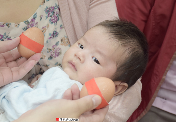 游寶寶(新北永和區嬰兒寶寶滿月剃頭理髮、免費嬰兒剃胎毛儀式吉祥話)。中國風會場，爸媽寶貝免費穿「日中韓」古裝禮服。專業拍照、DVD光碟、證書。★購買「臍帶章、肚臍章、胎毛筆刷印章」贈送：剃頭、收涎、抓周，三選一。 2015.12.02 照片3