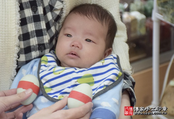 剃胎毛、滿月剃頭、嬰兒剃頭、嬰兒理髮、嬰兒剃髮、嬰兒剃胎毛、嬰兒滿月剃頭、寶寶剃頭、剃胎毛儀式、剃胎毛吉祥話、滿月剃頭儀式、滿月剃頭吉祥話、寶寶剃胎毛、寶寶滿月剃頭理髮、新北永和區剃胎毛、新北永和區滿月剃頭、新北永和區嬰兒剃頭剃胎毛、新北永和區嬰兒理髮、新北永和區嬰兒剃髮、仝寶寶(新北永和區嬰兒寶寶滿月剃頭理髮、免費嬰兒剃胎毛儀式吉祥話)。中國風會場，爸媽寶貝免費穿「日中韓」古裝禮服。專業拍照、DVD光碟、證書。★購買「臍帶章、肚臍章、胎毛筆刷印章」贈送：剃頭、收涎、抓周，三選一。2016.01.30 照片4