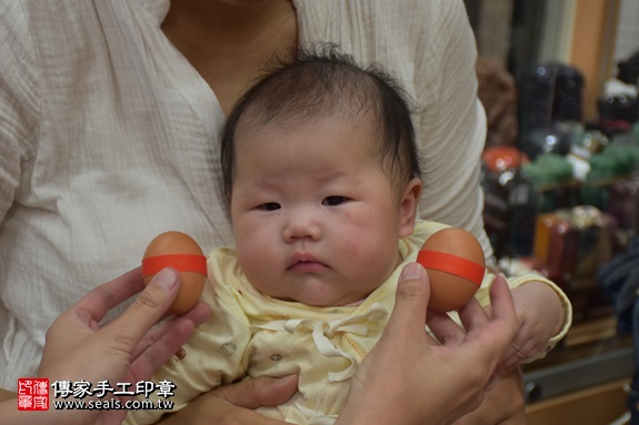 剃胎毛、滿月剃頭、嬰兒剃頭、嬰兒理髮、嬰兒剃髮、嬰兒剃胎毛、嬰兒滿月剃頭、寶寶剃頭、剃胎毛儀式、剃胎毛吉祥話、滿月剃頭儀式、滿月剃頭吉祥話、寶寶剃胎毛、寶寶滿月剃頭理髮、新北永和區剃胎毛、新北永和區滿月剃頭、新北永和區嬰兒剃頭剃胎毛、新北永和區嬰兒理髮、新北永和區嬰兒剃髮、黃寶寶(新北永和區嬰兒寶寶滿月剃頭理髮、免費嬰兒剃胎毛儀式吉祥話)。中國風會場，爸媽寶貝免費穿「日中韓」古裝禮服。專業拍照、DVD光碟、證書。★購買「臍帶章、肚臍章、胎毛筆刷印章」贈送：剃頭、收涎、抓周，三選一。2017.07.26 照片3