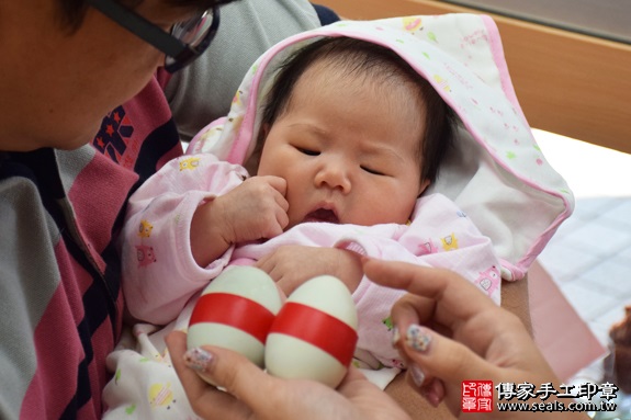 剃胎毛、滿月剃頭、嬰兒剃頭、嬰兒理髮、嬰兒剃髮、嬰兒剃胎毛、嬰兒滿月剃頭、寶寶剃頭、剃胎毛儀式、剃胎毛吉祥話、滿月剃頭儀式、滿月剃頭吉祥話、寶寶剃胎毛、寶寶滿月剃頭理髮、 新竹市香山地區剃胎毛、新竹市香山地區滿月剃頭、新竹市香山地區嬰兒剃頭剃胎毛、新竹市香山地區嬰兒理髮、新竹市嬰兒剃髮、 吳寶寶(新竹香山區嬰兒寶寶滿月剃頭理髮、免費嬰兒剃胎毛儀式吉祥話)。中國風會場，爸媽寶貝免費穿「日中韓」古裝禮服。專業拍照、DVD光碟、證書。★購買「臍帶章、肚臍章、胎毛筆刷印章」贈送：剃頭、收涎、抓周，三選一。2017.08.05照片4