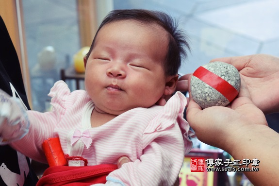 剃胎毛、滿月剃頭、嬰兒剃頭、嬰兒理髮、嬰兒剃髮、嬰兒剃胎毛、嬰兒滿月剃頭、寶寶剃頭、剃胎毛儀式、剃胎毛吉祥話、滿月剃頭儀式、滿月剃頭吉祥話、寶寶剃胎毛、寶寶滿月剃頭理髮、 台中市北區地區剃胎毛、台中市北區地區滿月剃頭、台中市北區地區嬰兒剃頭剃胎毛、台中市北區地區嬰兒理髮、台中市嬰兒剃髮、烏賊(台中市北區嬰兒寶寶滿月剃頭理髮、免費嬰兒剃胎毛儀式吉祥話)。中國風會場，爸媽寶貝免費穿「日中韓」古裝禮服。專業拍照、DVD光碟、證書。★購買「臍帶章、肚臍章、胎毛筆刷印章」贈送：剃頭、收涎、抓周，三選一。2017.09.16照片6