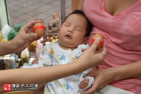 剃胎毛、滿月剃頭、嬰兒剃頭、嬰兒理髮、嬰兒剃髮、嬰兒剃胎毛、嬰兒滿月剃頭、寶寶剃頭、剃胎毛儀式、剃胎毛吉祥話、滿月剃頭儀式、滿月剃頭吉祥話、寶寶剃胎毛、寶寶滿月剃頭理髮、 新北市永和地區剃胎毛、新北市永和地區滿月剃頭、新北市永和地區嬰兒剃頭剃胎毛、新北市永和地區嬰兒理髮、新北市嬰兒剃髮、陳寶寶(新北永和區嬰兒寶寶滿月剃頭理髮、免費嬰兒剃胎毛儀式吉祥話)。中國風會場，爸媽寶貝免費穿「日中韓」古裝禮服。專業拍照、DVD光碟、證書。★購買「臍帶章、肚臍章、胎毛筆刷印章」贈送：剃頭、收涎、抓周，三選一。2017.09.06照片3