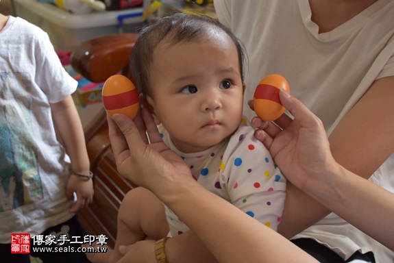 剃胎毛、滿月剃頭、嬰兒剃頭、嬰兒理髮、嬰兒剃髮、嬰兒剃胎毛、嬰兒滿月剃頭、寶寶剃頭、剃胎毛儀式、剃胎毛吉祥話、滿月剃頭儀式、滿月剃頭吉祥話、寶寶剃胎毛、寶寶滿月剃頭理髮、 新北市五股地區剃胎毛、新北市五股地區滿月剃頭、新北市五股地區嬰兒剃頭剃胎毛、新北市五股地區嬰兒理髮、新北市嬰兒剃髮、陳寶寶(新北五股區到府嬰兒寶寶滿月剃頭理髮、免費到府嬰兒剃胎毛儀式吉祥話)。到府剃頭剃胎毛主持、專業拍照、DVD光碟、證書。★購買「臍帶章、肚臍章、胎毛筆刷印章」贈送：剃頭、收涎、抓周，三選一。2017.11.02照片3