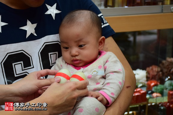 剃胎毛、滿月剃頭、嬰兒剃頭、嬰兒理髮、嬰兒剃髮、嬰兒剃胎毛、嬰兒滿月剃頭、寶寶剃頭、剃胎毛儀式、剃胎毛吉祥話、滿月剃頭儀式、滿月剃頭吉祥話、寶寶剃胎毛、寶寶滿月剃頭理髮、 新北市永和地區剃胎毛、新北市永和地區滿月剃頭、新北市永和地區嬰兒剃頭剃胎毛、新北市永和地區嬰兒理髮、新北市嬰兒剃髮、曾寶寶(新北永和區嬰兒寶寶滿月剃頭理髮、免費嬰兒剃胎毛儀式吉祥話)。中國風會場，爸媽寶貝免費穿「日中韓」古裝禮服。專業拍照、DVD光碟、證書。★購買「臍帶章、肚臍章、胎毛筆刷印章」贈送：剃頭、收涎、抓周，三選一。2017.11.22照片4