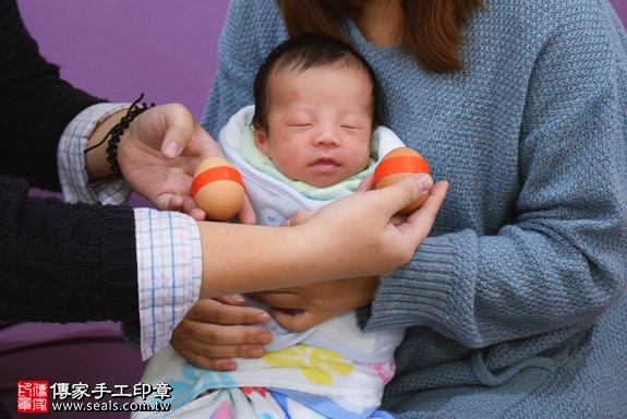 剃胎毛、滿月剃頭、嬰兒剃頭、嬰兒理髮、嬰兒剃髮、嬰兒剃胎毛、嬰兒滿月剃頭、寶寶剃頭、剃胎毛儀式、剃胎毛吉祥話、滿月剃頭儀式、滿月剃頭吉祥話、寶寶剃胎毛、寶寶滿月剃頭理髮、 新北市新店地區剃胎毛、新北市新店地區滿月剃頭、新北市新店地區嬰兒剃頭剃胎毛、新北市新店地區嬰兒理髮、新北市嬰兒剃髮、吳寶寶(新北新店區到府嬰兒寶寶滿月剃頭理髮、免費到府嬰兒剃胎毛儀式吉祥話)。到府剃頭剃胎毛主持、專業拍照、DVD光碟、證書。★購買「臍帶章、肚臍章、胎毛筆刷印章」贈送：剃頭、收涎、抓周，三選一。2017.12.14照片3