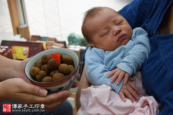 剃胎毛、滿月剃頭、嬰兒剃頭、嬰兒理髮、嬰兒剃髮、嬰兒剃胎毛、嬰兒滿月剃頭、寶寶剃頭、剃胎毛儀式、剃胎毛吉祥話、滿月剃頭儀式、滿月剃頭吉祥話、寶寶剃胎毛、寶寶滿月剃頭理髮、新北永和區剃胎毛、新北永和區滿月剃頭、新北永和區嬰兒剃頭剃胎毛、新北永和區嬰兒理髮、新北永和區嬰兒剃髮、何寶寶(新北永和區嬰兒寶寶滿月剃頭理髮、免費嬰兒剃胎毛儀式吉祥話)。中國風會場，爸媽寶貝免費穿「日中韓」古裝禮服。專業拍照、DVD光碟、證書。★購買「臍帶章、肚臍章、胎毛筆刷印章」贈送：剃頭、收涎、抓周，三選一。2016.11.20 照片7