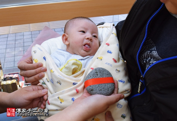 剃胎毛、滿月剃頭、嬰兒剃頭、嬰兒理髮、嬰兒剃髮、嬰兒剃胎毛、嬰兒滿月剃頭、寶寶剃頭、剃胎毛儀式、剃胎毛吉祥話、滿月剃頭儀式、滿月剃頭吉祥話、寶寶剃胎毛、寶寶滿月剃頭理髮、新竹香山區剃胎毛、新竹香山區滿月剃頭、新竹香山區嬰兒剃頭剃胎毛、新竹香山區嬰兒理髮、新竹香山區嬰兒剃髮、陳寶寶(新竹香山區嬰兒寶寶滿月剃頭理髮、免費嬰兒剃胎毛儀式吉祥話)。中國風會場，爸媽寶貝免費穿「日中韓」古裝禮服。專業拍照、DVD光碟、證書。★購買「臍帶章、肚臍章、胎毛筆刷印章」贈送：剃頭、收涎、抓周，三選一。2016.03.26  照片6