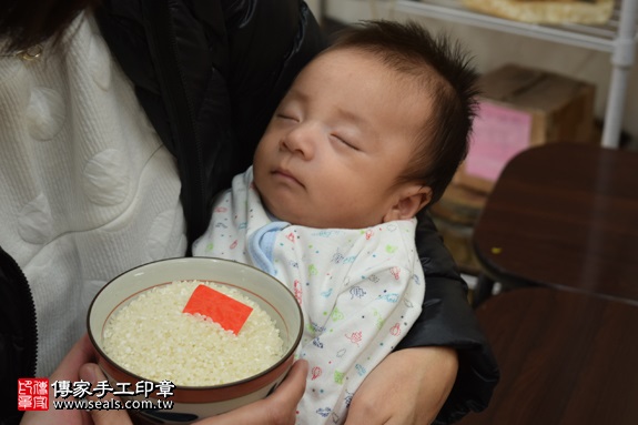 剃胎毛、滿月剃頭、嬰兒剃頭、嬰兒理髮、嬰兒剃髮、嬰兒剃胎毛、嬰兒滿月剃頭、寶寶剃頭、剃胎毛儀式、剃胎毛吉祥話、滿月剃頭儀式、滿月剃頭吉祥話、寶寶剃胎毛、寶寶滿月剃頭理髮、新北永和區剃胎毛、新北永和區滿月剃頭、新北永和區嬰兒剃頭剃胎毛、新北永和區嬰兒理髮、新北永和區嬰兒剃髮、王寶寶(新北永和區嬰兒寶寶滿月剃頭理髮、免費嬰兒剃胎毛儀式吉祥話)。中國風會場，爸媽寶貝免費穿「日中韓」古裝禮服。專業拍照、DVD光碟、證書。★購買「臍帶章、肚臍章、胎毛筆刷印章」贈送：剃頭、收涎、抓周，三選一。2016.12.17 照片6