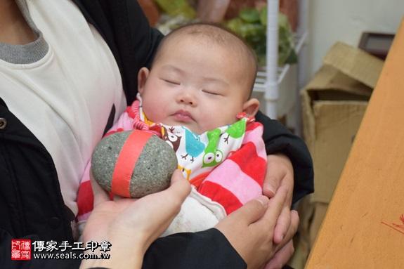 剃胎毛、滿月剃頭、嬰兒剃頭、嬰兒理髮、嬰兒剃髮、嬰兒剃胎毛、嬰兒滿月剃頭、寶寶剃頭、剃胎毛儀式、剃胎毛吉祥話、滿月剃頭儀式、滿月剃頭吉祥話、寶寶剃胎毛、寶寶滿月剃頭理髮、新北永和區剃胎毛、新北永和區滿月剃頭、新北永和區嬰兒剃頭剃胎毛、新北永和區嬰兒理髮、新北永和區嬰兒剃髮、洪寶寶(新北永和區嬰兒寶寶滿月剃頭理髮、免費嬰兒剃胎毛儀式吉祥話)。中國風會場，爸媽寶貝免費穿「日中韓」古裝禮服。專業拍照、DVD光碟、證書。★購買「臍帶章、肚臍章、胎毛筆刷印章」贈送：剃頭、收涎、抓周，三選一。2017.02.25 照片4