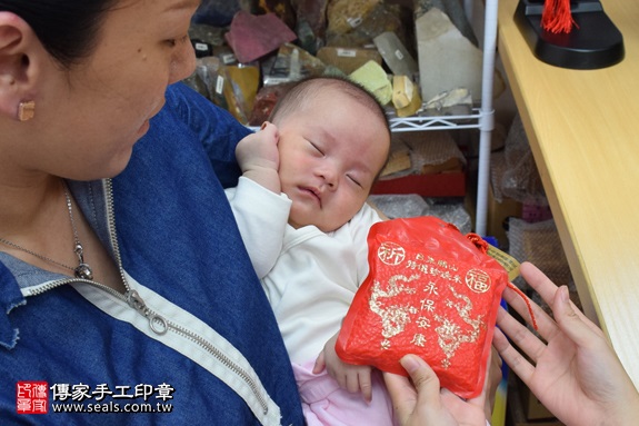 剃胎毛、滿月剃頭、嬰兒剃頭、嬰兒理髮、嬰兒剃髮、嬰兒剃胎毛、嬰兒滿月剃頭、寶寶剃頭、剃胎毛儀式、剃胎毛吉祥話、滿月剃頭儀式、滿月剃頭吉祥話、寶寶剃胎毛、寶寶滿月剃頭理髮、新竹香山區剃胎毛、新竹香山區滿月剃頭、新竹香山區嬰兒剃頭剃胎毛、新竹香山區嬰兒理髮、新竹香山區嬰兒剃髮、郭寶寶(新竹香山區嬰兒寶寶滿月剃頭理髮、免費嬰兒剃胎毛儀式吉祥話)。中國風會場，爸媽寶貝免費穿「日中韓」古裝禮服。專業拍照、DVD光碟、證書。★購買「臍帶章、肚臍章、胎毛筆刷印章」贈送：剃頭、收涎、抓周，三選一。2017.04.19 照片6