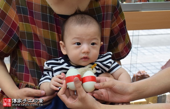 剃胎毛、滿月剃頭、嬰兒剃頭、嬰兒理髮、嬰兒剃髮、嬰兒剃胎毛、嬰兒滿月剃頭、寶寶剃頭、剃胎毛儀式、剃胎毛吉祥話、滿月剃頭儀式、滿月剃頭吉祥話、寶寶剃胎毛、寶寶滿月剃頭理髮、 新竹市香山地區剃胎毛、新竹市香山地區滿月剃頭、新竹市香山地區嬰兒剃頭剃胎毛、新竹市香山地區嬰兒理髮、新竹市嬰兒剃髮、 葉寶寶(新竹香山區嬰兒寶寶滿月剃頭理髮、免費嬰兒剃胎毛儀式吉祥話)。中國風會場，爸媽寶貝免費穿「日中韓」古裝禮服。專業拍照、DVD光碟、證書。★購買「臍帶章、肚臍章、胎毛筆刷印章」贈送：剃頭、收涎、抓周，三選一。2017.09.09照片4