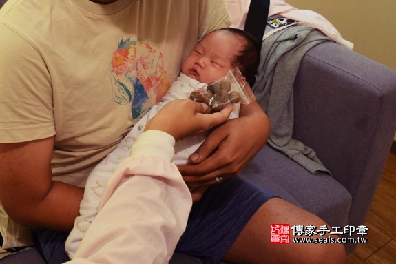 剃胎毛、滿月剃頭、嬰兒剃頭、嬰兒理髮、嬰兒剃髮、嬰兒剃胎毛、嬰兒滿月剃頭、寶寶剃頭、剃胎毛儀式、剃胎毛吉祥話、滿月剃頭儀式、滿月剃頭吉祥話、寶寶剃胎毛、寶寶滿月剃頭理髮、 台中市西屯地區剃胎毛、台中市西屯地區滿月剃頭、台中市西屯地區嬰兒剃頭剃胎毛、台中市西屯地區嬰兒理髮、台中市嬰兒剃髮、馮寶寶(台中西屯區到府嬰兒寶寶滿月剃頭理髮、免費到府嬰兒剃胎毛儀式吉祥話)。到府剃頭剃胎毛主持、專業拍照、DVD光碟、證書。★購買「臍帶章、肚臍章、胎毛筆刷印章」贈送：剃頭、收涎、抓周，三選一。2017.09.16照片7