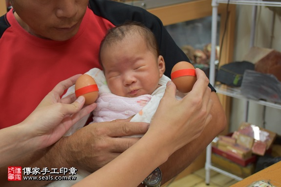 剃胎毛、滿月剃頭、嬰兒剃頭、嬰兒理髮、嬰兒剃髮、嬰兒剃胎毛、嬰兒滿月剃頭、寶寶剃頭、剃胎毛儀式、剃胎毛吉祥話、滿月剃頭儀式、滿月剃頭吉祥話、寶寶剃胎毛、寶寶滿月剃頭理髮、 新北市永和地區剃胎毛、新北市永和地區滿月剃頭、新北市永和地區嬰兒剃頭剃胎毛、新北市永和地區嬰兒理髮、新北市嬰兒剃髮、鍾寶寶(新北永和區嬰兒寶寶滿月剃頭理髮、免費嬰兒剃胎毛儀式吉祥話)。中國風會場，爸媽寶貝免費穿「日中韓」古裝禮服。專業拍照、DVD光碟、證書。★購買「臍帶章、肚臍章、胎毛筆刷印章」贈送：剃頭、收涎、抓周，三選一。2017.09.03照片3