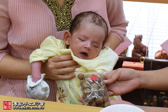 剃胎毛、滿月剃頭、嬰兒剃頭、嬰兒理髮、嬰兒剃髮、嬰兒剃胎毛、嬰兒滿月剃頭、寶寶剃頭、剃胎毛儀式、剃胎毛吉祥話、滿月剃頭儀式、滿月剃頭吉祥話、寶寶剃胎毛、寶寶滿月剃頭理髮、 高雄市鳳山地區剃胎毛、高雄市鳳山地區滿月剃頭、高雄市鳳山地區嬰兒剃頭剃胎毛、高雄市鳳山地區嬰兒理髮、高雄市嬰兒剃髮、 徐寶寶(高雄鳳山區嬰兒寶寶滿月剃頭理髮、免費嬰兒剃胎毛儀式吉祥話)。中國風會場，爸媽寶貝免費穿「日中韓」古裝禮服。專業拍照、DVD光碟、證書。★購買「臍帶章、肚臍章、胎毛筆刷印章」贈送：剃頭、收涎、抓周，三選一。2017.09.20照片7