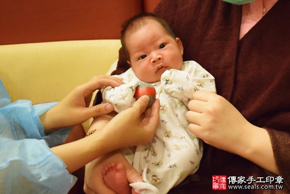 剃胎毛、滿月剃頭、嬰兒剃頭、嬰兒理髮、嬰兒剃髮、嬰兒剃胎毛、嬰兒滿月剃頭、寶寶剃頭、剃胎毛儀式、剃胎毛吉祥話、滿月剃頭儀式、滿月剃頭吉祥話、寶寶剃胎毛、寶寶滿月剃頭理髮、 高雄市三民地區剃胎毛、高雄市三民地區滿月剃頭、高雄市三民地區嬰兒剃頭剃胎毛、高雄市三民地區嬰兒理髮、高雄市嬰兒剃髮、黃寶寶(高雄三民區到府嬰兒寶寶滿月剃頭理髮、免費到府嬰兒剃胎毛儀式吉祥話)。到府剃頭剃胎毛主持、專業拍照、DVD光碟、證書。★購買「臍帶章、肚臍章、胎毛筆刷印章」贈送：剃頭、收涎、抓周，三選一。2017.09.26照片3