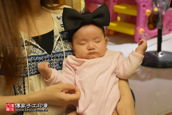 剃胎毛、滿月剃頭、嬰兒剃頭、嬰兒理髮、嬰兒剃髮、嬰兒剃胎毛、嬰兒滿月剃頭、寶寶剃頭、剃胎毛儀式、剃胎毛吉祥話、滿月剃頭儀式、滿月剃頭吉祥話、寶寶剃胎毛、寶寶滿月剃頭理髮、 新北市新莊地區剃胎毛、新北市新莊地區滿月剃頭、新北市新莊地區嬰兒剃頭剃胎毛、新北市新莊地區嬰兒理髮、新北市嬰兒剃髮、莊寶寶(新北新莊區到府嬰兒寶寶滿月剃頭理髮、免費到府嬰兒剃胎毛儀式吉祥話)。到府剃頭剃胎毛主持、專業拍照、DVD光碟、證書。★購買「臍帶章、肚臍章、胎毛筆刷印章」贈送：剃頭、收涎、抓周，三選一。2017.10.14照片3