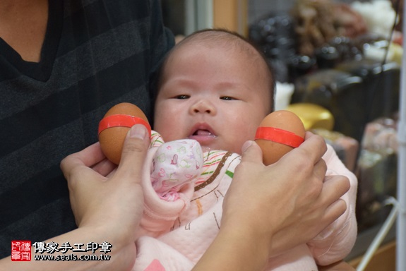 剃胎毛、滿月剃頭、嬰兒剃頭、嬰兒理髮、嬰兒剃髮、嬰兒剃胎毛、嬰兒滿月剃頭、寶寶剃頭、剃胎毛儀式、剃胎毛吉祥話、滿月剃頭儀式、滿月剃頭吉祥話、寶寶剃胎毛、寶寶滿月剃頭理髮、 新北市永和地區剃胎毛、新北市永和地區滿月剃頭、新北市永和地區嬰兒剃頭剃胎毛、新北市永和地區嬰兒理髮、新北市嬰兒剃髮、董寶寶(新北永和區嬰兒寶寶滿月剃頭理髮、免費嬰兒剃胎毛儀式吉祥話)。中國風會場，爸媽寶貝免費穿「日中韓」古裝禮服。專業拍照、DVD光碟、證書。★購買「臍帶章、肚臍章、胎毛筆刷印章」贈送：剃頭、收涎、抓周，三選一。2017.11.18照片3