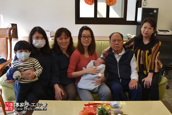 剃胎毛、滿月剃頭、嬰兒剃頭、嬰兒理髮、嬰兒剃髮、嬰兒剃胎毛、嬰兒滿月剃頭、寶寶剃頭、剃胎毛儀式、剃胎毛吉祥話、滿月剃頭儀式、滿月剃頭吉祥話、寶寶剃胎毛、寶寶滿月剃頭理髮、 新竹縣關西地區剃胎毛、新竹縣關西地區滿月剃頭、新竹縣關西地區嬰兒剃頭剃胎毛、新竹縣關西地區嬰兒理髮、新竹縣嬰兒剃髮、李寶寶(新竹關西鎮到府嬰兒寶寶滿月剃頭理髮、免費到府嬰兒剃胎毛儀式吉祥話)。到府剃頭剃胎毛主持、專業拍照、DVD光碟、證書。★購買「臍帶章、肚臍章、胎毛筆刷印章」贈送：剃頭、收涎、抓周，三選一。2017.11.28照片3