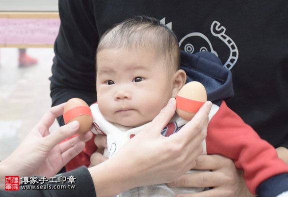 剃胎毛、滿月剃頭、嬰兒剃頭、嬰兒理髮、嬰兒剃髮、嬰兒剃胎毛、嬰兒滿月剃頭、寶寶剃頭、剃胎毛儀式、剃胎毛吉祥話、滿月剃頭儀式、滿月剃頭吉祥話、寶寶剃胎毛、寶寶滿月剃頭理髮、新北永和區剃胎毛、新北永和區滿月剃頭、新北永和區嬰兒剃頭剃胎毛、新北永和區嬰兒理髮、新北永和區嬰兒剃髮、吳寶寶(新北永和區嬰兒寶寶滿月剃頭理髮、免費嬰兒剃胎毛儀式吉祥話)。中國風會場，爸媽寶貝免費穿「日中韓」古裝禮服。專業拍照、DVD光碟、證書。★購買「臍帶章、肚臍章、胎毛筆刷印章」贈送：剃頭、收涎、抓周，三選一。2016.01.31 照片4