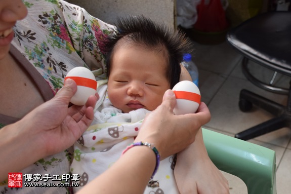 剃胎毛、滿月剃頭、嬰兒剃頭、嬰兒理髮、嬰兒剃髮、嬰兒剃胎毛、嬰兒滿月剃頭、寶寶剃頭、剃胎毛儀式、剃胎毛吉祥話、滿月剃頭儀式、滿月剃頭吉祥話、寶寶剃胎毛、寶寶滿月剃頭理髮、 新竹竹東鎮剃胎毛、新竹竹東鎮滿月剃頭、 新竹竹東鎮嬰兒剃頭剃胎毛、新竹竹東鎮嬰兒理髮、新竹竹東鎮嬰兒剃髮、蕭寶寶(新竹竹東鎮到府嬰兒寶寶滿月剃頭理髮、免費到府嬰兒剃胎毛儀式吉祥話)。到府剃頭剃胎毛主持、專業拍照、DVD光碟、證書。★購買「臍帶章、肚臍章、胎毛筆刷印章」贈送：剃頭、收涎、抓周，三選一。2017.06.10  照片3