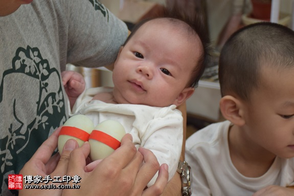 剃胎毛、滿月剃頭、嬰兒剃頭、嬰兒理髮、嬰兒剃髮、嬰兒剃胎毛、嬰兒滿月剃頭、寶寶剃頭、剃胎毛儀式、剃胎毛吉祥話、滿月剃頭儀式、滿月剃頭吉祥話、寶寶剃胎毛、寶寶滿月剃頭理髮、 新北市永和地區剃胎毛、新北市永和地區滿月剃頭、新北市永和地區嬰兒剃頭剃胎毛、新北市永和地區嬰兒理髮、新北市嬰兒剃髮、 李寶寶(新北永和區嬰兒寶寶滿月剃頭理髮、免費嬰兒剃胎毛儀式吉祥話)。中國風會場，爸媽寶貝免費穿「日中韓」古裝禮服。專業拍照、DVD光碟、證書。★購買「臍帶章、肚臍章、胎毛筆刷印章」贈送：剃頭、收涎、抓周，三選一。2017.08.12照片4