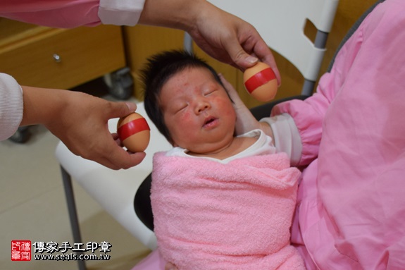 剃胎毛、滿月剃頭、嬰兒剃頭、嬰兒理髮、嬰兒剃髮、嬰兒剃胎毛、嬰兒滿月剃頭、寶寶剃頭、剃胎毛儀式、剃胎毛吉祥話、滿月剃頭儀式、滿月剃頭吉祥話、寶寶剃胎毛、寶寶滿月剃頭理髮、 新北市中和地區剃胎毛、新北市中和地區滿月剃頭、新北市中和地區嬰兒剃頭剃胎毛、新北市中和地區嬰兒理髮、新北市嬰兒剃髮、潘寶寶(新北中和區府嬰兒寶寶滿月剃頭理髮、免費到府嬰兒剃胎毛儀式吉祥話)。到府剃頭剃胎毛主持、專業拍照、DVD光碟、證書。★購買「臍帶章、肚臍章、胎毛筆刷印章」贈送：剃頭、收涎、抓周，三選一。2017.09.12照片3