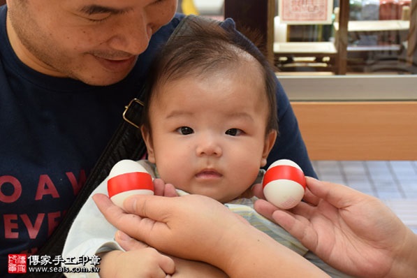 剃胎毛、滿月剃頭、嬰兒剃頭、嬰兒理髮、嬰兒剃髮、嬰兒剃胎毛、嬰兒滿月剃頭、寶寶剃頭、剃胎毛儀式、剃胎毛吉祥話、滿月剃頭儀式、滿月剃頭吉祥話、寶寶剃胎毛、寶寶滿月剃頭理髮、 新竹市香山地區剃胎毛、新竹市香山地區滿月剃頭、新竹市香山地區嬰兒剃頭剃胎毛、新竹市香山地區嬰兒理髮、新竹市嬰兒剃髮、陳寶寶(新竹香山區嬰兒寶寶滿月剃頭理髮、免費嬰兒剃胎毛儀式吉祥話)。中國風會場，爸媽寶貝免費穿「日中韓」古裝禮服。專業拍照、DVD光碟、證書。★購買「臍帶章、肚臍章、胎毛筆刷印章」贈送：剃頭、收涎、抓周，三選一。2017.10.05照片3