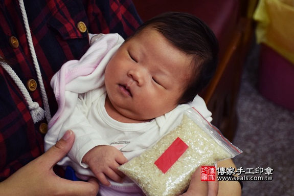 剃胎毛、滿月剃頭、嬰兒剃頭、嬰兒理髮、嬰兒剃髮、嬰兒剃胎毛、嬰兒滿月剃頭、寶寶剃頭、剃胎毛儀式、剃胎毛吉祥話、滿月剃頭儀式、滿月剃頭吉祥話、寶寶剃胎毛、寶寶滿月剃頭理髮、 台中市外埔地區剃胎毛、台中市外埔地區滿月剃頭、台中市外埔地區嬰兒剃頭剃胎毛、台中市外埔地區嬰兒理髮、太中市嬰兒剃髮、黃寶寶(台中外埔區到府嬰兒寶寶滿月剃頭理髮、免費到府嬰兒剃胎毛儀式吉祥話)。到府剃頭剃胎毛主持、專業拍照、DVD光碟、證書。★購買「臍帶章、肚臍章、胎毛筆刷印章」贈送：剃頭、收涎、抓周，三選一。2017.11.05照片6