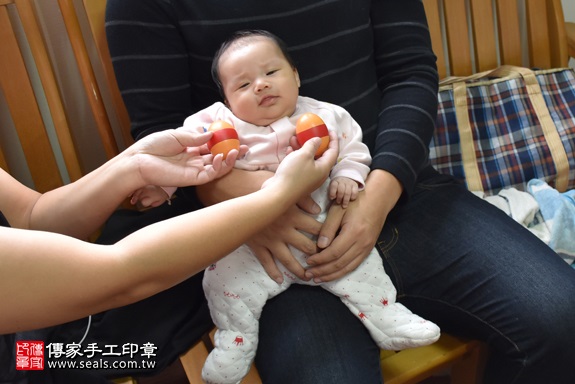 剃胎毛、滿月剃頭、嬰兒剃頭、嬰兒理髮、嬰兒剃髮、嬰兒剃胎毛、嬰兒滿月剃頭、寶寶剃頭、剃胎毛儀式、剃胎毛吉祥話、滿月剃頭儀式、滿月剃頭吉祥話、寶寶剃胎毛、寶寶滿月剃頭理髮、 新北市淡水地區剃胎毛、新北市淡水地區滿月剃頭、新北市淡水地區嬰兒剃頭剃胎毛、新北市淡水地區嬰兒理髮、新北市嬰兒剃髮、葉寶寶(新北淡水區到府嬰兒寶寶滿月剃頭理髮、免費到府嬰兒剃胎毛儀式吉祥話)。到府剃頭剃胎毛主持、專業拍照、DVD光碟、證書。★購買「臍帶章、肚臍章、胎毛筆刷印章」贈送：剃頭、收涎、抓周，三選一。2017.11.15照片3