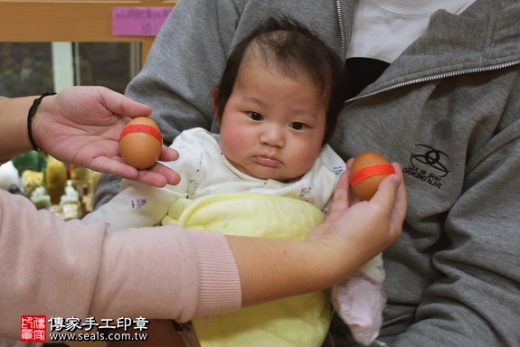 剃胎毛、滿月剃頭、嬰兒剃頭、嬰兒理髮、嬰兒剃髮、嬰兒剃胎毛、嬰兒滿月剃頭、寶寶剃頭、剃胎毛儀式、剃胎毛吉祥話、滿月剃頭儀式、滿月剃頭吉祥話、寶寶剃胎毛、寶寶滿月剃頭理髮、 新北市永和地區剃胎毛、新北市永和地區滿月剃頭、新北市永和地區嬰兒剃頭剃胎毛、新北市永和地區嬰兒理髮、新北市嬰兒剃髮、洪寶寶(新北永和區嬰兒寶寶滿月剃頭理髮、免費嬰兒剃胎毛儀式吉祥話)。中國風會場，爸媽寶貝免費穿「日中韓」古裝禮服。專業拍照、DVD光碟、證書。★購買「臍帶章、肚臍章、胎毛筆刷印章」贈送：剃頭、收涎、抓周，三選一。2017.12.12照片3