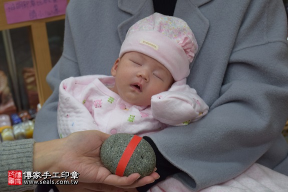剃胎毛、滿月剃頭、嬰兒剃頭、嬰兒理髮、嬰兒剃髮、嬰兒剃胎毛、嬰兒滿月剃頭、寶寶剃頭、剃胎毛儀式、剃胎毛吉祥話、滿月剃頭儀式、滿月剃頭吉祥話、寶寶剃胎毛、寶寶滿月剃頭理髮、 新北市永和地區剃胎毛、新北市永和地區滿月剃頭、新北市永和地區嬰兒剃頭剃胎毛、新北市永和地區嬰兒理髮、新北市嬰兒剃髮、謝寶寶(新北永和區嬰兒寶寶滿月剃頭理髮、免費嬰兒剃胎毛儀式吉祥話)。中國風會場，爸媽寶貝免費穿「日中韓」古裝禮服。專業拍照、DVD光碟、證書。★購買「臍帶章、肚臍章、胎毛筆刷印章」贈送：剃頭、收涎、抓周，三選一。2017.12.19照片5