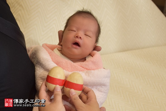 剃胎毛、滿月剃頭、嬰兒剃頭、嬰兒理髮、嬰兒剃髮、嬰兒剃胎毛、嬰兒滿月剃頭、寶寶剃頭、剃胎毛儀式、剃胎毛吉祥話、滿月剃頭儀式、滿月剃頭吉祥話、寶寶剃胎毛、寶寶滿月剃頭理髮、 新北市三重地區剃胎毛、新北市三重地區滿月剃頭、新北市三重地區嬰兒剃頭剃胎毛、新北市三重地區嬰兒理髮、新北市嬰兒剃髮、呂寶寶(新北三重區到府嬰兒寶寶滿月剃頭理髮、免費到府嬰兒剃胎毛儀式吉祥話)。到府剃頭剃胎毛主持、專業拍照、DVD光碟、證書。★購買「臍帶章、肚臍章、胎毛筆刷印章」贈送：剃頭、收涎、抓周，三選一。2017.12.20照片4