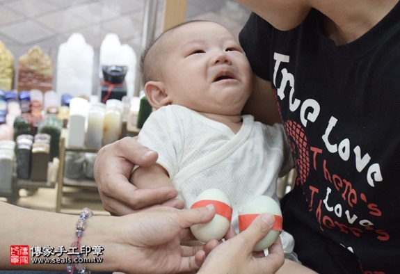 剃胎毛、滿月剃頭、嬰兒剃頭、嬰兒理髮、嬰兒剃髮、嬰兒剃胎毛、嬰兒滿月剃頭、寶寶剃頭、剃胎毛儀式、剃胎毛吉祥話、滿月剃頭儀式、滿月剃頭吉祥話、寶寶剃胎毛、寶寶滿月剃頭理髮、新北永和區剃胎毛、新北永和區滿月剃頭、新北永和區嬰兒剃頭剃胎毛、新北永和區嬰兒理髮、新北永和區嬰兒剃髮、葉寶寶(新北永和區嬰兒寶寶滿月剃頭理髮、免費嬰兒剃胎毛儀式吉祥話)。中國風會場，爸媽寶貝免費穿「日中韓」古裝禮服。專業拍照、DVD光碟、證書。★購買「臍帶章、肚臍章、胎毛筆刷印章」贈送：剃頭、收涎、抓周，三選一。2016.05.28  照片4