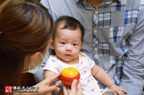 剃胎毛、滿月剃頭、嬰兒剃頭、嬰兒理髮、嬰兒剃髮、嬰兒剃胎毛、嬰兒滿月剃頭、寶寶剃頭、剃胎毛儀式、剃胎毛吉祥話、滿月剃頭儀式、滿月剃頭吉祥話、寶寶剃胎毛、寶寶滿月剃頭理髮、 台中南屯區剃胎毛、台中南屯區滿月剃頭、 台中南屯區嬰兒剃頭剃胎毛、台中南屯區嬰兒理髮、台中南屯區嬰兒剃髮、賴寶寶(台中南屯區到府嬰兒寶寶滿月剃頭理髮、免費到府嬰兒剃胎毛儀式吉祥話)。到府剃頭剃胎毛主持、專業拍照、DVD光碟、證書。★購買「臍帶章、肚臍章、胎毛筆刷印章」贈送：剃頭、收涎、抓周，三選一。2016.09.03  照片6