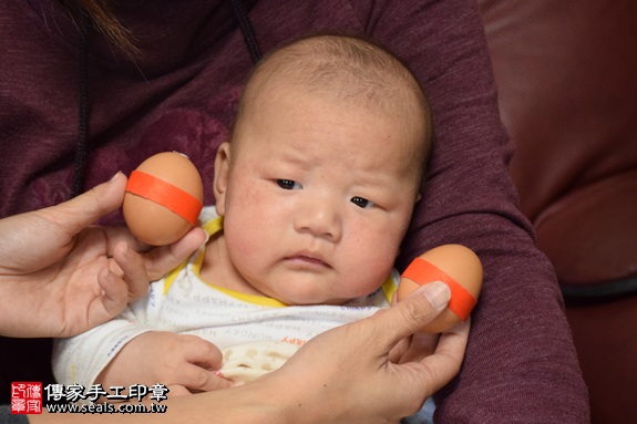 剃胎毛、滿月剃頭、嬰兒剃頭、嬰兒理髮、嬰兒剃髮、嬰兒剃胎毛、嬰兒滿月剃頭、寶寶剃頭、剃胎毛儀式、剃胎毛吉祥話、滿月剃頭儀式、滿月剃頭吉祥話、寶寶剃胎毛、寶寶滿月剃頭理髮、 新北中和區剃胎毛、新北中和區滿月剃頭、 新北中和區嬰兒剃頭剃胎毛、新北中和區嬰兒理髮、新北中和區嬰兒剃髮、張寶寶(新北中和區到府嬰兒寶寶滿月剃頭理髮、免費到府嬰兒剃胎毛儀式吉祥話)。到府剃頭剃胎毛主持、專業拍照、DVD光碟、證書。★購買「臍帶章、肚臍章、胎毛筆刷印章」贈送：剃頭、收涎、抓周，三選一。2016.11.11  照片3