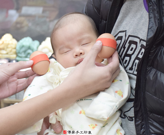 郭寶寶(新北永和區嬰兒寶寶滿月剃頭理髮、免費嬰兒剃胎毛儀式吉祥話)。中國風會場，爸媽寶貝免費穿「日中韓」古裝禮服。專業拍照、DVD光碟、證書。★購買「臍帶章、肚臍章、胎毛筆刷印章」贈送：剃頭、收涎、抓周，三選一。 2015.12.06 照片3