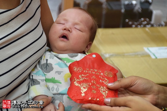 剃胎毛、滿月剃頭、嬰兒剃頭、嬰兒理髮、嬰兒剃髮、嬰兒剃胎毛、嬰兒滿月剃頭、寶寶剃頭、剃胎毛儀式、剃胎毛吉祥話、滿月剃頭儀式、滿月剃頭吉祥話、寶寶剃胎毛、寶寶滿月剃頭理髮、台中北區剃胎毛、台中北區滿月剃頭、台中北區嬰兒剃頭剃胎毛、台中北區嬰兒理髮、台中北區嬰兒剃髮、施寶寶(台中北區嬰兒寶寶滿月剃頭理髮、免費嬰兒剃胎毛儀式吉祥話)。中國風會場，爸媽寶貝免費穿「日中韓」古裝禮服。專業拍照、DVD光碟、證書。★購買「臍帶章、肚臍章、胎毛筆刷印章」贈送：剃頭、收涎、抓周，三選一。2016.11.18 照片6