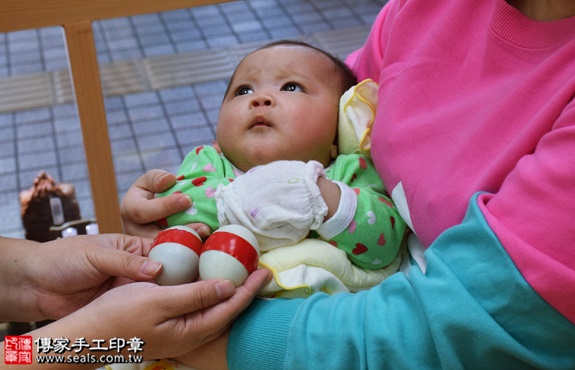 剃胎毛、滿月剃頭、嬰兒剃頭、嬰兒理髮、嬰兒剃髮、嬰兒剃胎毛、嬰兒滿月剃頭、寶寶剃頭、剃胎毛儀式、剃胎毛吉祥話、滿月剃頭儀式、滿月剃頭吉祥話、寶寶剃胎毛、寶寶滿月剃頭理髮、新竹香山區剃胎毛、新竹香山區滿月剃頭、新竹香山區嬰兒剃頭剃胎毛、新竹香山區嬰兒理髮、新竹香山區嬰兒剃髮、陳寶寶(新竹香山區嬰兒寶寶滿月剃頭理髮、免費嬰兒剃胎毛儀式吉祥話)。中國風會場，爸媽寶貝免費穿「日中韓」古裝禮服。專業拍照、DVD光碟、證書。★購買「臍帶章、肚臍章、胎毛筆刷印章」贈送：剃頭、收涎、抓周，三選一。2016.12.25 照片4