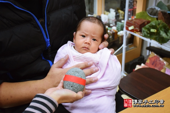 剃胎毛、滿月剃頭、嬰兒剃頭、嬰兒理髮、嬰兒剃髮、嬰兒剃胎毛、嬰兒滿月剃頭、寶寶剃頭、剃胎毛儀式、剃胎毛吉祥話、滿月剃頭儀式、滿月剃頭吉祥話、寶寶剃胎毛、寶寶滿月剃頭理髮、新北永和區剃胎毛、新北永和區滿月剃頭、新北永和區嬰兒剃頭剃胎毛、新北永和區嬰兒理髮、新北永和區嬰兒剃髮、廖寶寶(新北永和區嬰兒寶寶滿月剃頭理髮、免費嬰兒剃胎毛儀式吉祥話)。中國風會場，爸媽寶貝免費穿「日中韓」古裝禮服。專業拍照、DVD光碟、證書。★購買「臍帶章、肚臍章、胎毛筆刷印章」贈送：剃頭、收涎、抓周，三選一。2016.02.26 照片4