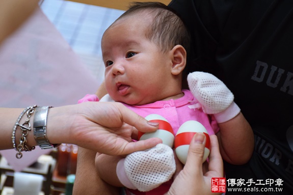 剃胎毛、滿月剃頭、嬰兒剃頭、嬰兒理髮、嬰兒剃髮、嬰兒剃胎毛、嬰兒滿月剃頭、寶寶剃頭、剃胎毛儀式、剃胎毛吉祥話、滿月剃頭儀式、滿月剃頭吉祥話、寶寶剃胎毛、寶寶滿月剃頭理髮、新竹香山區剃胎毛、新竹香山區滿月剃頭、新竹香山區嬰兒剃頭剃胎毛、新竹香山區嬰兒理髮、新竹香山區嬰兒剃髮、周寶寶(新竹香山區嬰兒寶寶滿月剃頭理髮、免費嬰兒剃胎毛儀式吉祥話)。中國風會場，爸媽寶貝免費穿「日中韓」古裝禮服。專業拍照、DVD光碟、證書。★購買「臍帶章、肚臍章、胎毛筆刷印章」贈送：剃頭、收涎、抓周，三選一。2016.07.20  照片4