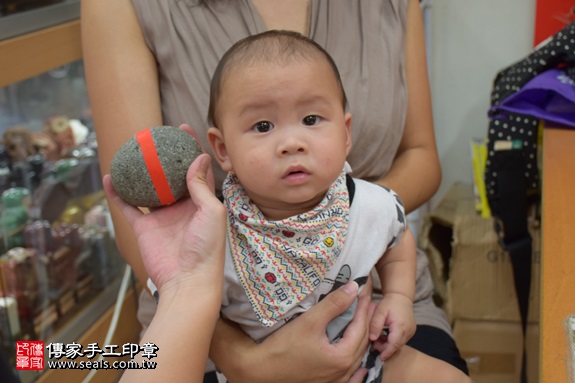 剃胎毛、滿月剃頭、嬰兒剃頭、嬰兒理髮、嬰兒剃髮、嬰兒剃胎毛、嬰兒滿月剃頭、寶寶剃頭、剃胎毛儀式、剃胎毛吉祥話、滿月剃頭儀式、滿月剃頭吉祥話、寶寶剃胎毛、寶寶滿月剃頭理髮、 新北市永和地區剃胎毛、新北市永和地區滿月剃頭、新北市永和地區嬰兒剃頭剃胎毛、新北市永和地區嬰兒理髮、新北市嬰兒剃髮、 張寶寶(新北永和區嬰兒寶寶滿月剃頭理髮、免費嬰兒剃胎毛儀式吉祥話)。中國風會場，爸媽寶貝免費穿「日中韓」古裝禮服。專業拍照、DVD光碟、證書。★購買「臍帶章、肚臍章、胎毛筆刷印章」贈送：剃頭、收涎、抓周，三選一。2017.08.13照片5