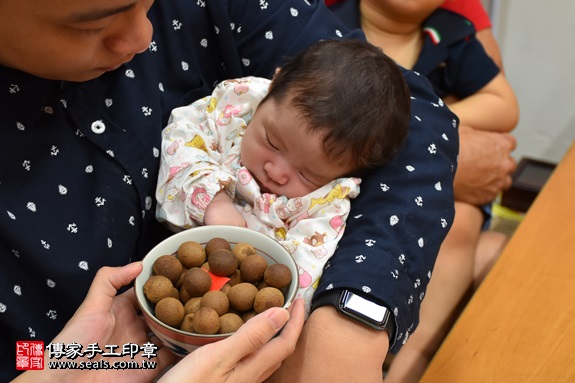 剃胎毛、滿月剃頭、嬰兒剃頭、嬰兒理髮、嬰兒剃髮、嬰兒剃胎毛、嬰兒滿月剃頭、寶寶剃頭、剃胎毛儀式、剃胎毛吉祥話、滿月剃頭儀式、滿月剃頭吉祥話、寶寶剃胎毛、寶寶滿月剃頭理髮、 新北市永和地區剃胎毛、新北市永和地區滿月剃頭、新北市永和地區嬰兒剃頭剃胎毛、新北市永和地區嬰兒理髮、新北市嬰兒剃髮、陳寶寶(新北永和區嬰兒寶寶滿月剃頭理髮、免費嬰兒剃胎毛儀式吉祥話)。中國風會場，爸媽寶貝免費穿「日中韓」古裝禮服。專業拍照、DVD光碟、證書。★購買「臍帶章、肚臍章、胎毛筆刷印章」贈送：剃頭、收涎、抓周，三選一。2017.09.10照片5