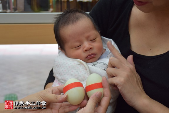 剃胎毛、滿月剃頭、嬰兒剃頭、嬰兒理髮、嬰兒剃髮、嬰兒剃胎毛、嬰兒滿月剃頭、寶寶剃頭、剃胎毛儀式、剃胎毛吉祥話、滿月剃頭儀式、滿月剃頭吉祥話、寶寶剃胎毛、寶寶滿月剃頭理髮、 新北市永和地區剃胎毛、新北市永和地區滿月剃頭、新北市永和地區嬰兒剃頭剃胎毛、新北市永和地區嬰兒理髮、新北市嬰兒剃髮、范寶寶(新北永和區嬰兒寶寶滿月剃頭理髮、免費嬰兒剃胎毛儀式吉祥話)。中國風會場，爸媽寶貝免費穿「日中韓」古裝禮服。專業拍照、DVD光碟、證書。★購買「臍帶章、肚臍章、胎毛筆刷印章」贈送：剃頭、收涎、抓周，三選一。2017.09.15照片4