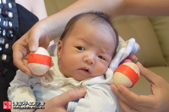 剃胎毛、滿月剃頭、嬰兒剃頭、嬰兒理髮、嬰兒剃髮、嬰兒剃胎毛、嬰兒滿月剃頭、寶寶剃頭、剃胎毛儀式、剃胎毛吉祥話、滿月剃頭儀式、滿月剃頭吉祥話、寶寶剃胎毛、寶寶滿月剃頭理髮、 新北市中和地區剃胎毛、新北市中和地區滿月剃頭、新北市中和地區嬰兒剃頭剃胎毛、新北市中和地區嬰兒理髮、新北市嬰兒剃髮、俞寶寶(新北中和區到府嬰兒寶寶滿月剃頭理髮、免費到府嬰兒剃胎毛儀式吉祥話)。到府剃頭剃胎毛主持、專業拍照、DVD光碟、證書。★購買「臍帶章、肚臍章、胎毛筆刷印章」贈送：剃頭、收涎、抓周，三選一。2017.09.26照片3