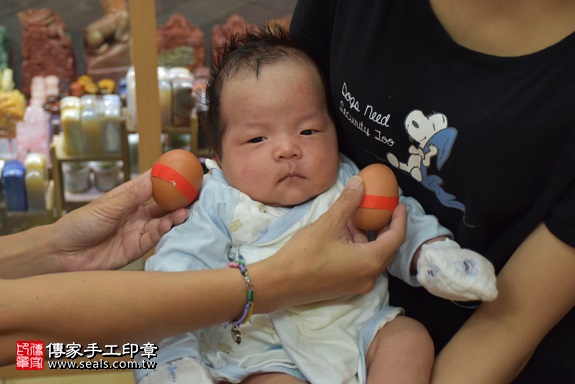 剃胎毛、滿月剃頭、嬰兒剃頭、嬰兒理髮、嬰兒剃髮、嬰兒剃胎毛、嬰兒滿月剃頭、寶寶剃頭、剃胎毛儀式、剃胎毛吉祥話、滿月剃頭儀式、滿月剃頭吉祥話、寶寶剃胎毛、寶寶滿月剃頭理髮、 新北市永和地區剃胎毛、新北市永和地區滿月剃頭、新北市永和地區嬰兒剃頭剃胎毛、新北市永和地區嬰兒理髮、新北市嬰兒剃髮、曹寶寶(新北永和區嬰兒寶寶滿月剃頭理髮、免費嬰兒剃胎毛儀式吉祥話)。中國風會場，爸媽寶貝免費穿「日中韓」古裝禮服。專業拍照、DVD光碟、證書。★購買「臍帶章、肚臍章、胎毛筆刷印章」贈送：剃頭、收涎、抓周，三選一。2017.10.04照片3